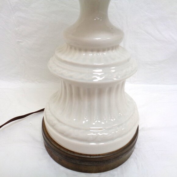 Neoclassical White Porcelain Cherub Lamp 1940's - Picture 3 of 16